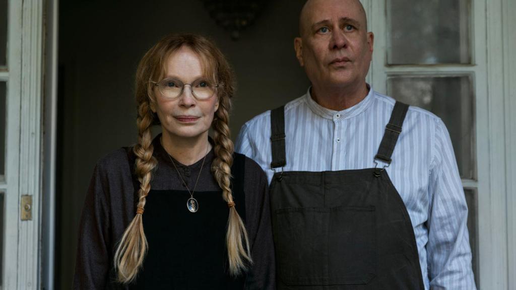 Mia Farrow en 'Vigilante', la nueva serie de Ryan Murphy en Netflix.