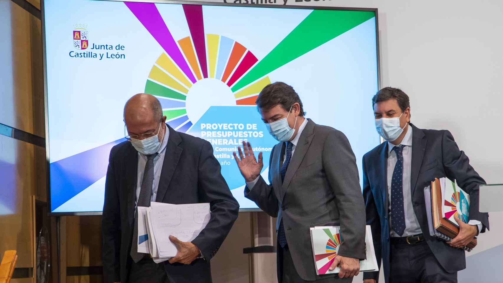 Igea, Mañueco y Carriedo durante la presentación el año pasado de los Presupuestos con la presencia de logo de la Agenda 2030 al fondo
