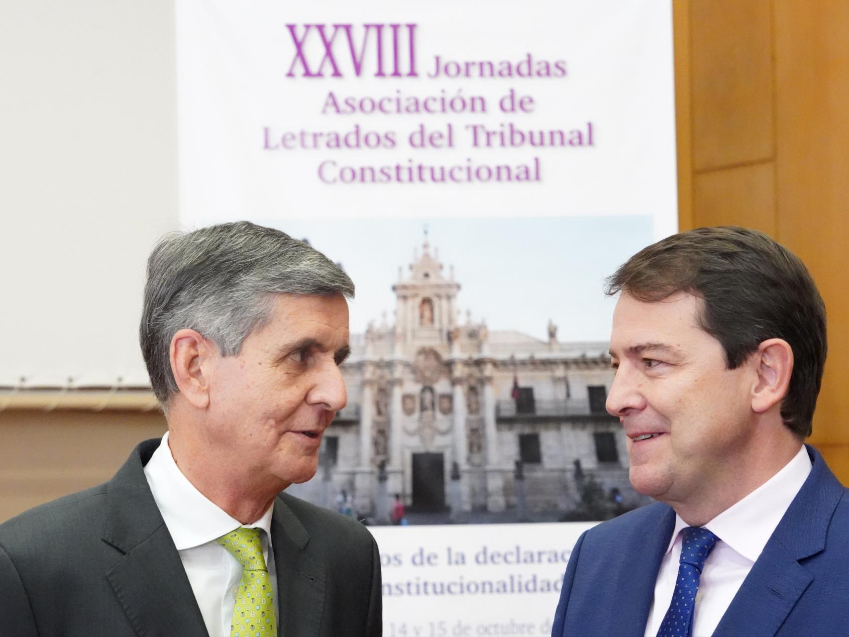 El presidente del Tribunal Constitucional, Pedro José González-Trevijano, y el presidente de la Junta, Alfonso Fernández Mañueco, este jueves.