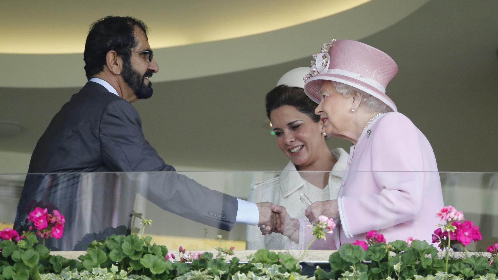 La princesa Haya junto a su exmarido, el emir de Dubái, y la reina Isabel II en una imagen de 2016.