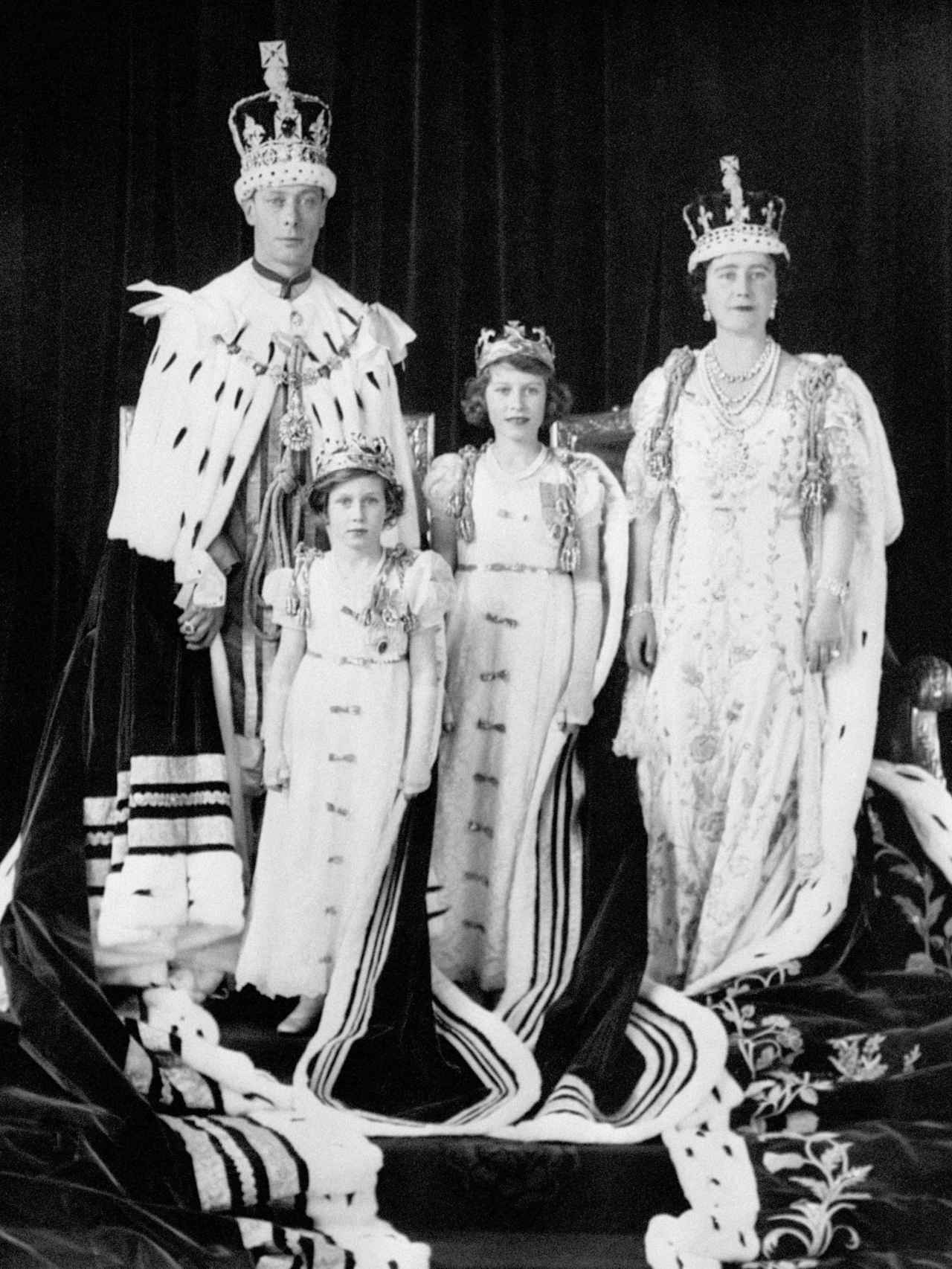 La Reina madre con la polémica joya con la que se prevé coronar a Camilla.