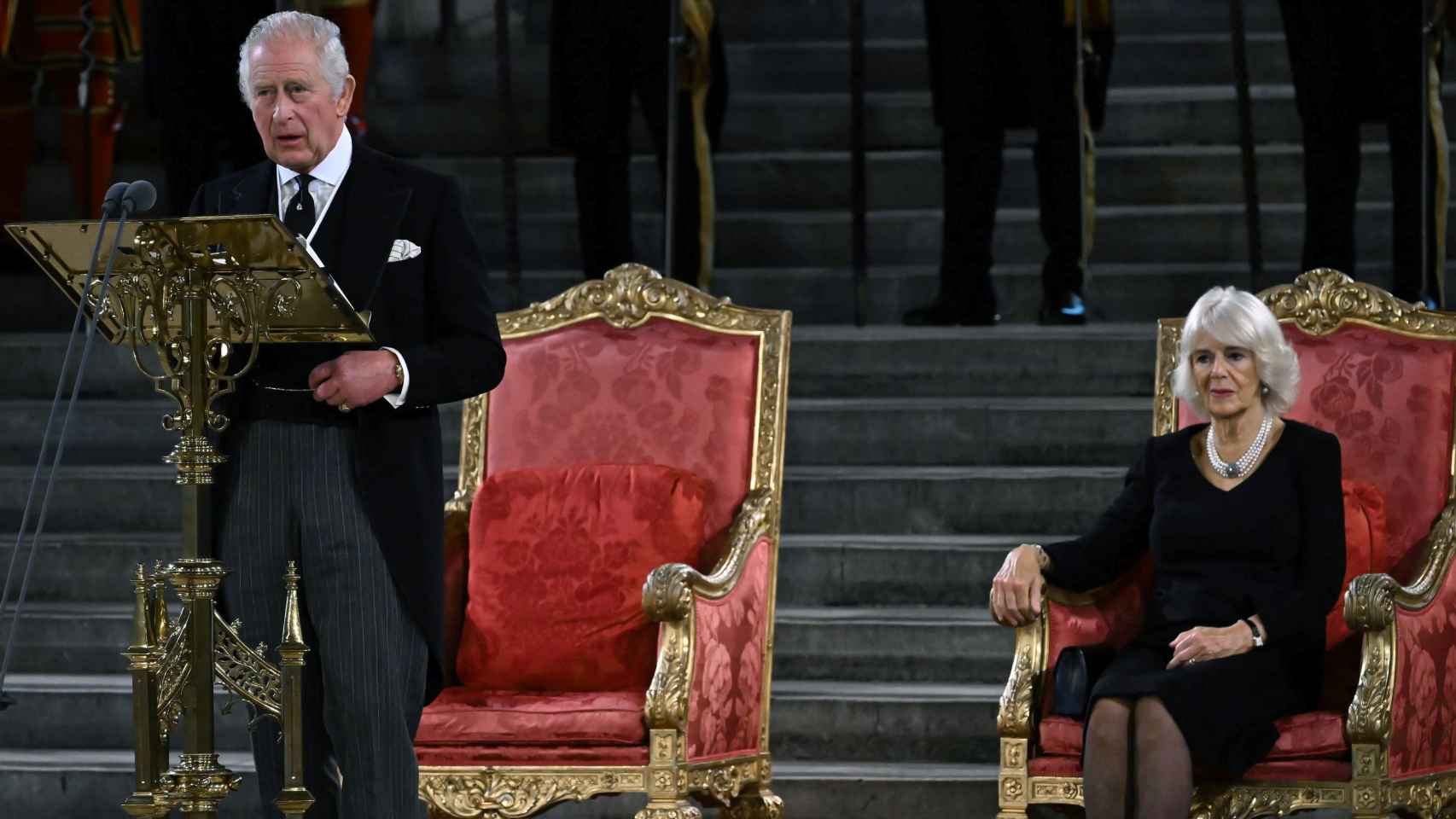 Carlos III y Camilla en un acto tras la muerte de la reina Isabel II.