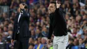 Xavi Hernández da indicaciones en el Camp Nou ante el Inter de Milán