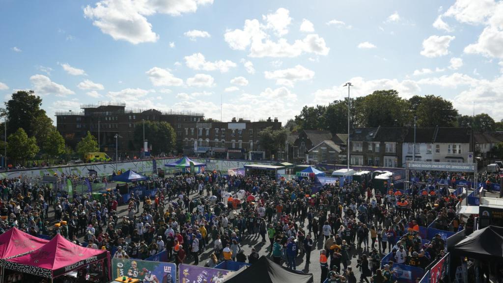 Los alrededores del Tottenham Stadium llenos de gente antes de un partido de la NFL