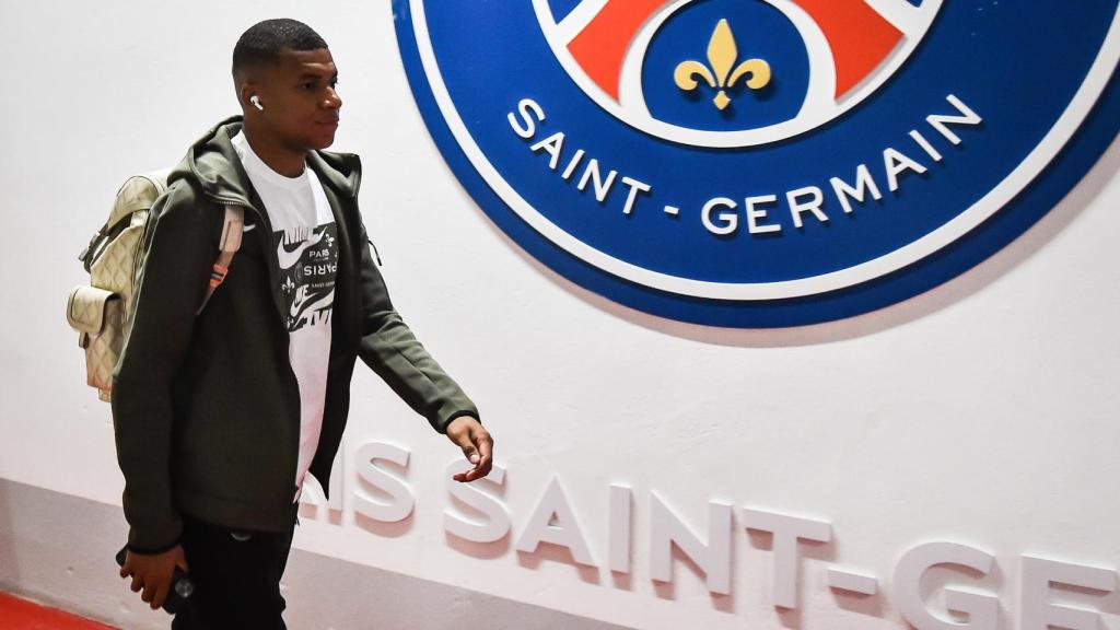 Kylian Mbappé y el escudo del PSG en el Parque de los Príncipes