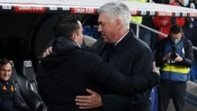 Xavi y Ancelotti durante un Clásico en el Santiago Bernabéu
