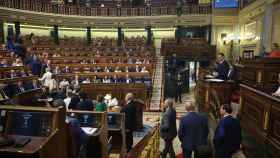 Los diputados de Vox entran al pleno tarde mientras el presidente del Gobierno, Pedro Sánchez, interviene durante una sesión plenaria en el Congreso de los Diputados.