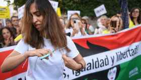 Una mujer se corta el pelo en una concentración contra la muerte de dos mujeres iraníes, frente a la embajada de Irán, a 6 de octubre de 2022, en Madrid (España).