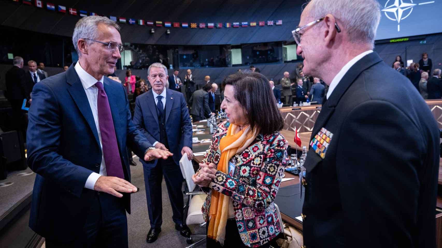 Margarita Robles saluda al secretario general de la OTAN, Jens Stoltenberg, durante la reunión de ministros de Defensa celebrada este jueves en Bruselas