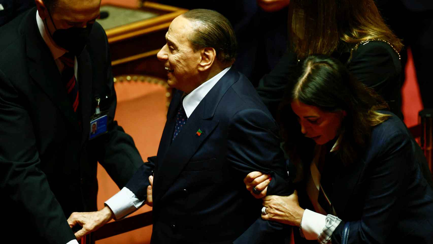 Daniela Santanche ayuda al líder de Forza Italia y ex primer ministro Silvio Berlusconi durante la primera sesión de votación para elegir al presidente del Senado.