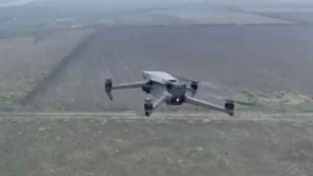 Vídeo de un dron ucraniano frente a uno ruso