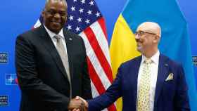 El secretario de Defensa americano, Lloyd Austin, junto al ministro de Defensa ucraniano Oleksii Réznikov.