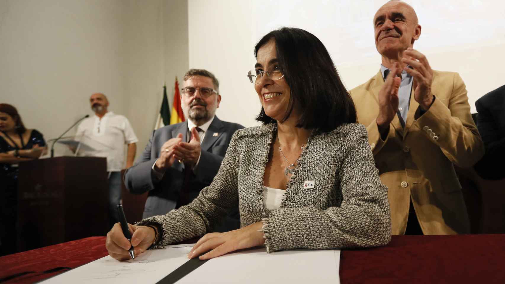 La ministra de Sanidad, Carolina Darias, junto al alcalde de Sevilla, Antonio Muñoz.