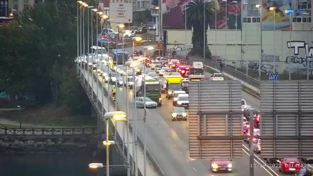 Un accidente entre un coche y un camión provoca retenciones para entrar en A Coruña.