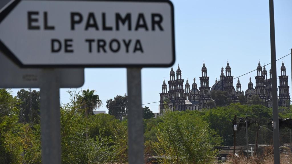 La entrada al pueblo, y al fondo, la basílica de la Iglesia Palmariana.