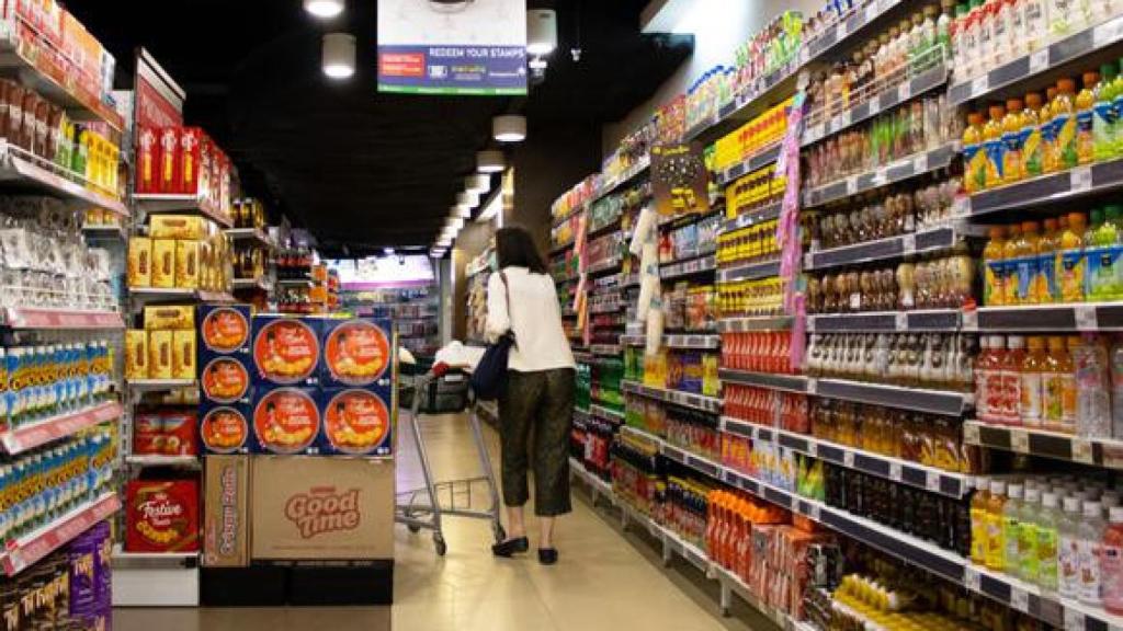 Una mujer hace la compra en un supermercado