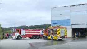 Incendio en una nave de la orquesta Panorama en Caldas de Reis (Pontevedra).