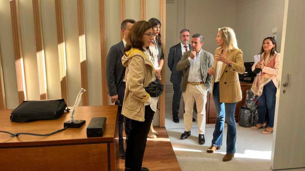 La delegada territorial de la Xunta de Galicia en Vigo, Marta Fernández-Tapias, visita la Ciudad de la Justicia junto a jueces y letrados.