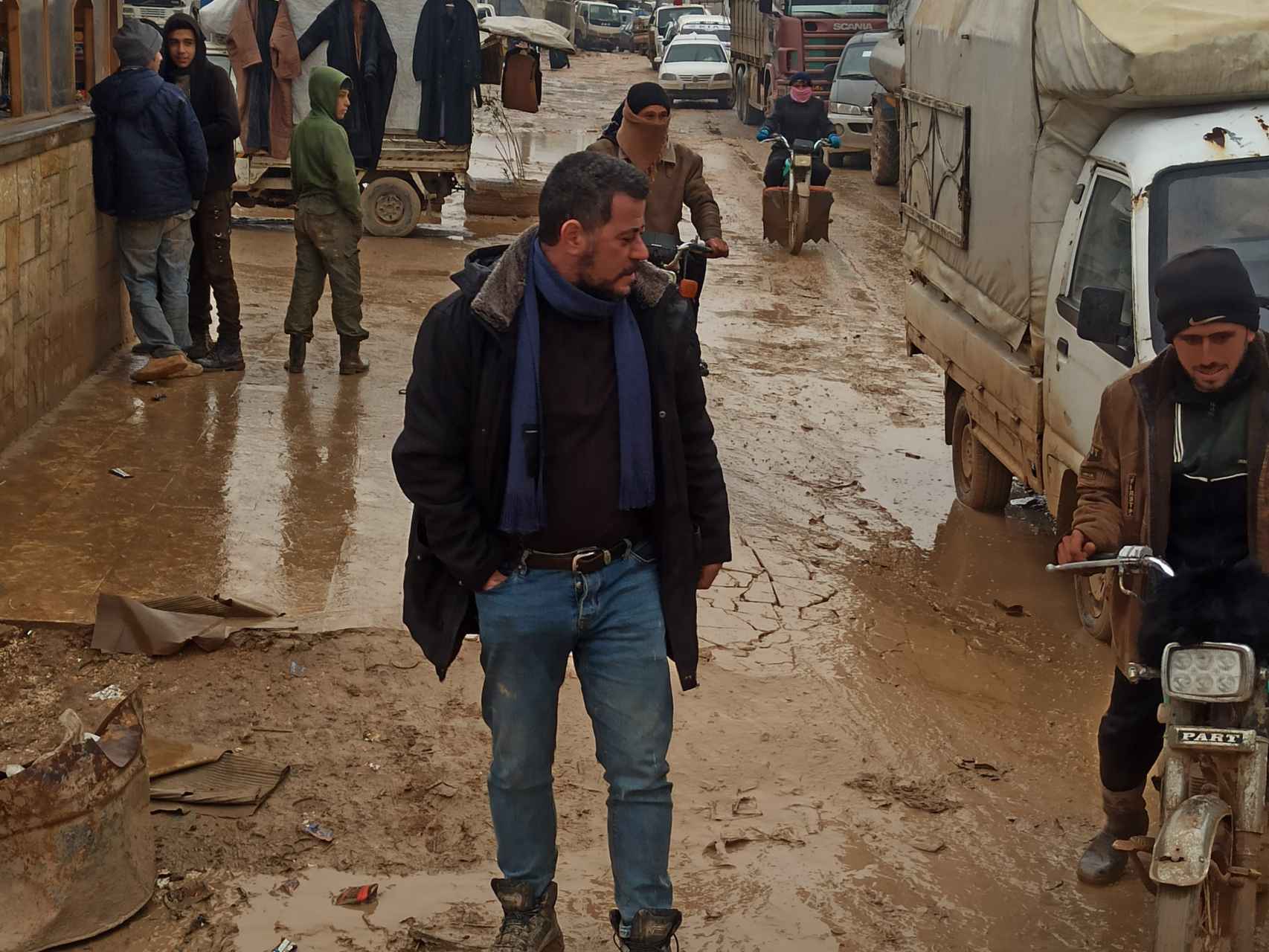 El sirio afincado en Málaga, Wassim Zabad, durante una de las visitas que realizó a su país en el transcurso del conflicto. En la imagen, paseando por las calles de Tel Abiad, ciudad situada en la gobernación de Raqqa, en el norte de Siria.