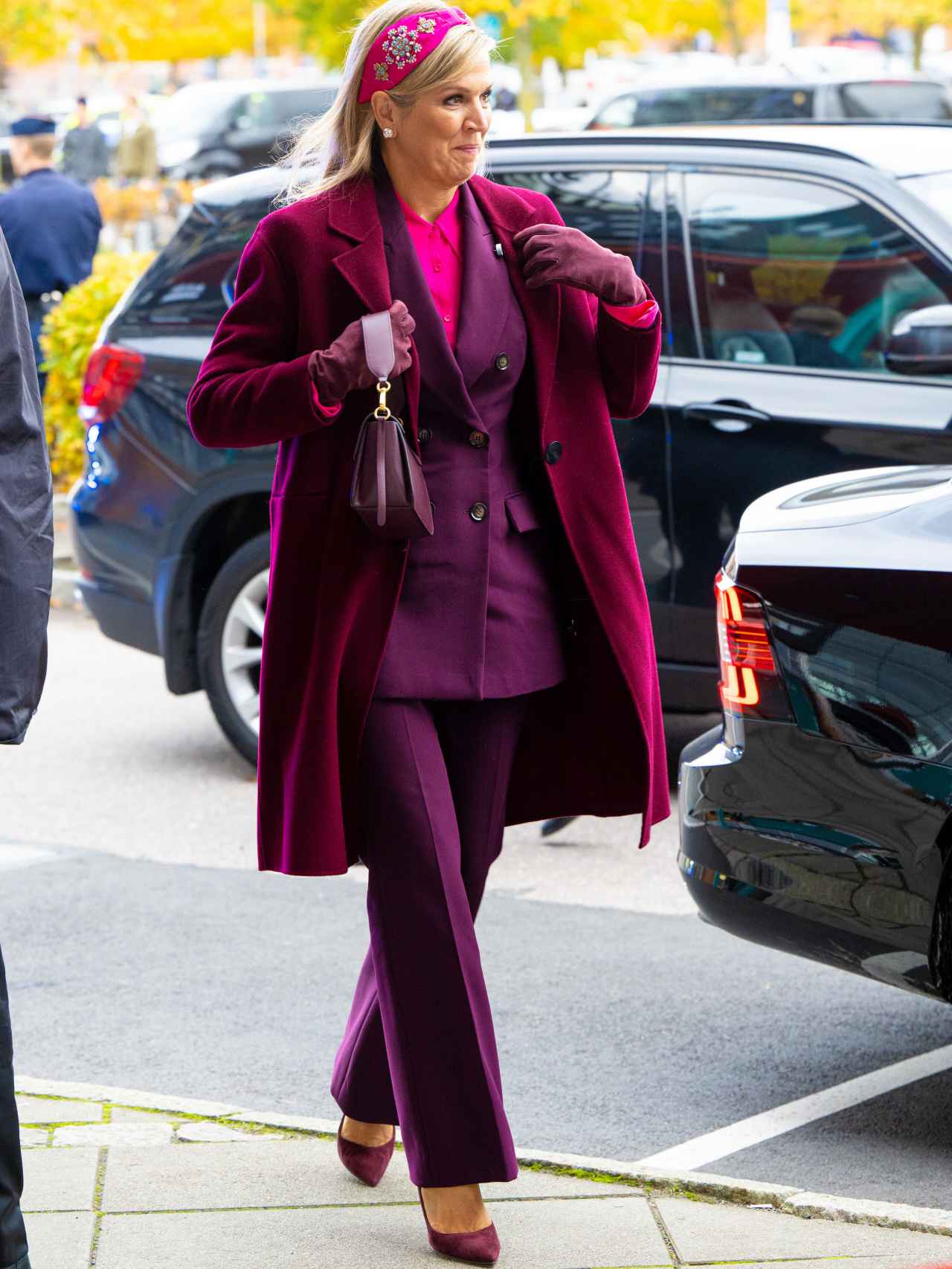 La reina, con traje y abrigo de Inditex.