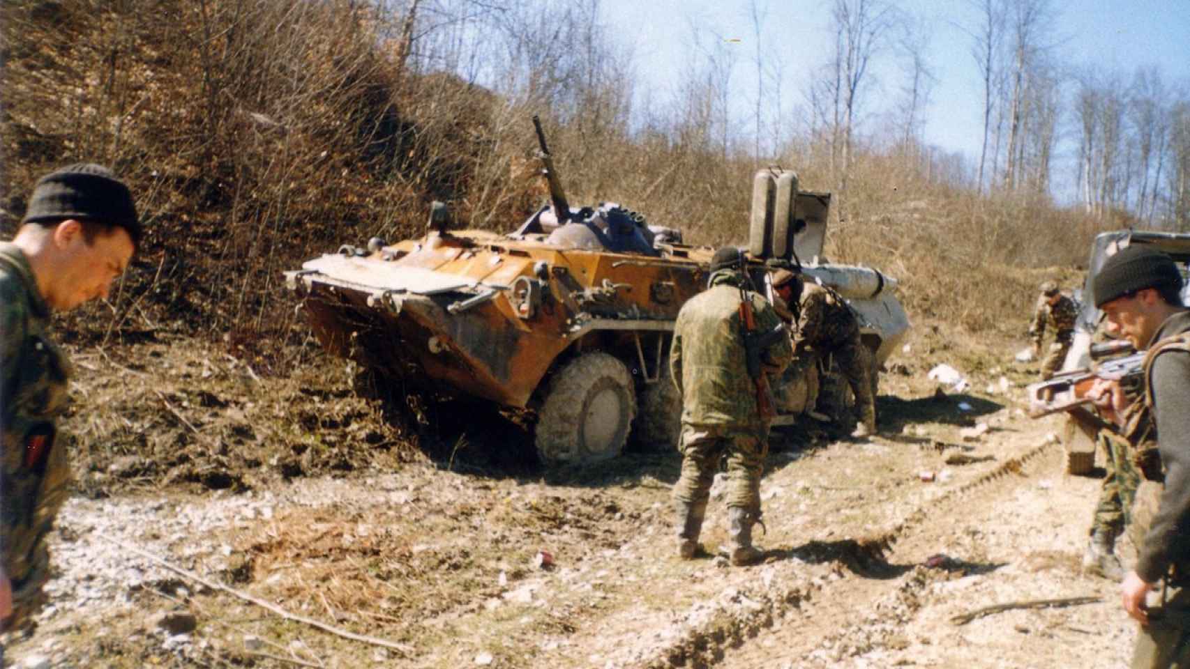 Rebeldes chechenos con armamento robado a los rusos, durante la Segunda Guerra de Chechenia.