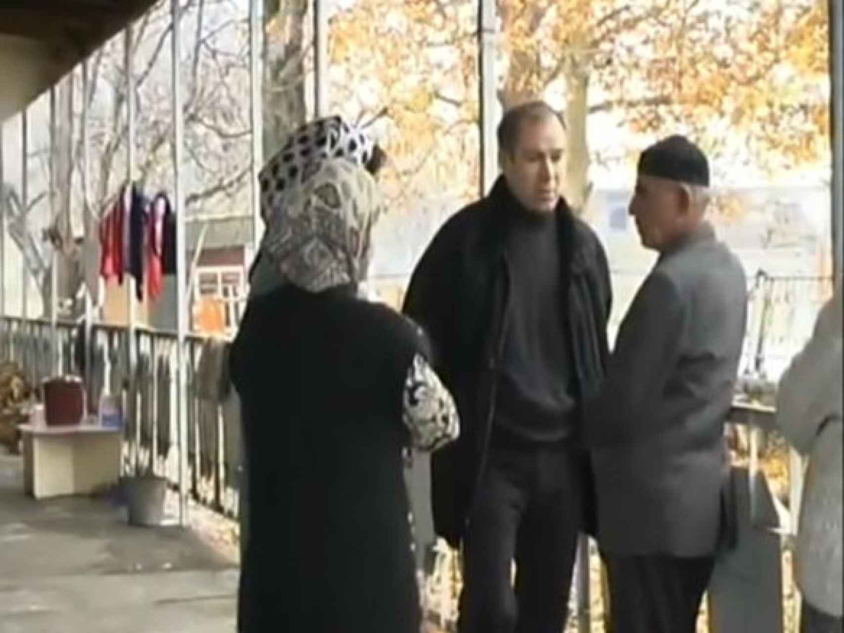 Borz Alí Ismailov, en el centro, durante una de las últimas visitas que realizó a su patria chechena.