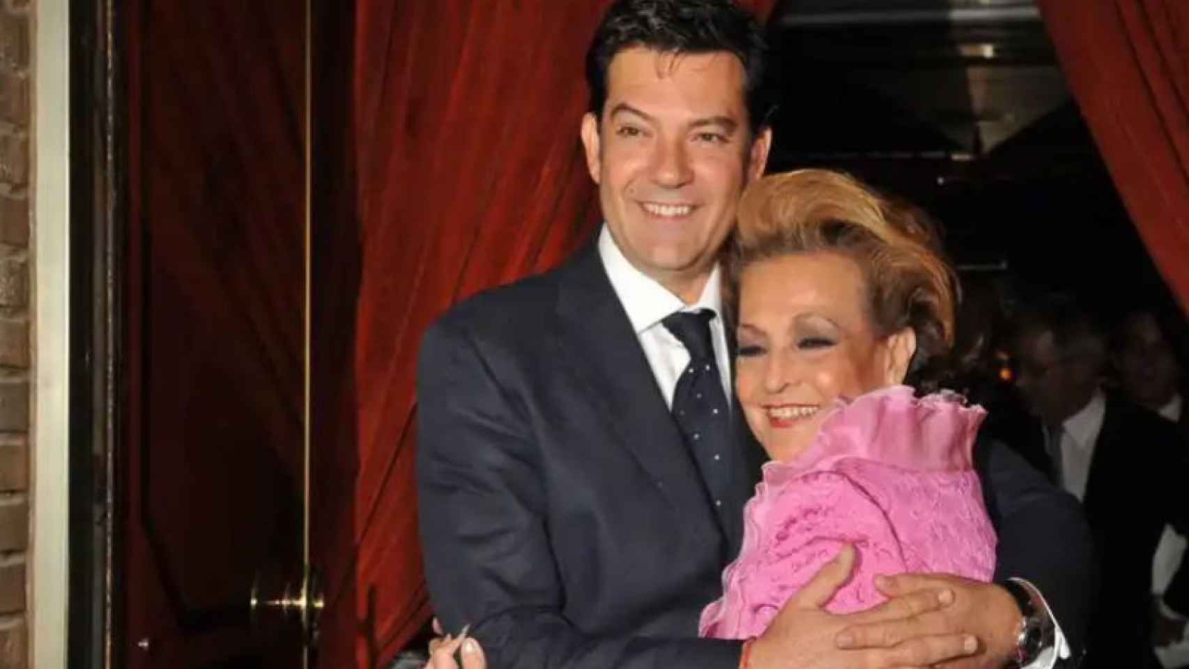 Carmen Sevilla junto a su hijo Augusto en octubre de 2010.