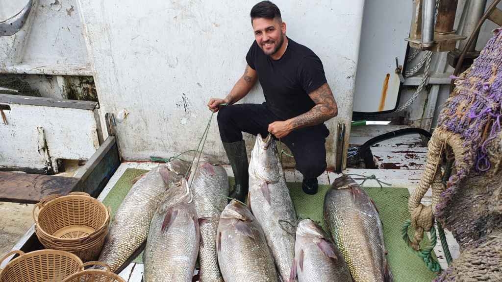 El pescador Rafael Núñez, patrón del barco arrastrero de Sanlúcar de Barrameda 'Manuel Antonio I', uno de los afectados por la veda europea, posa con una captura de corvinas.