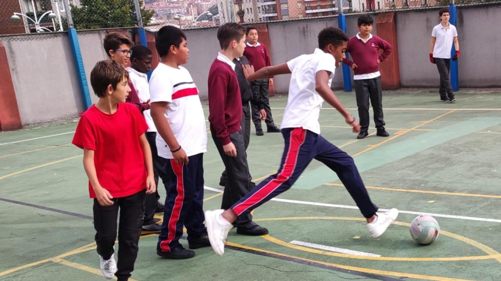 Niños jugando al fútbol en el Coami.