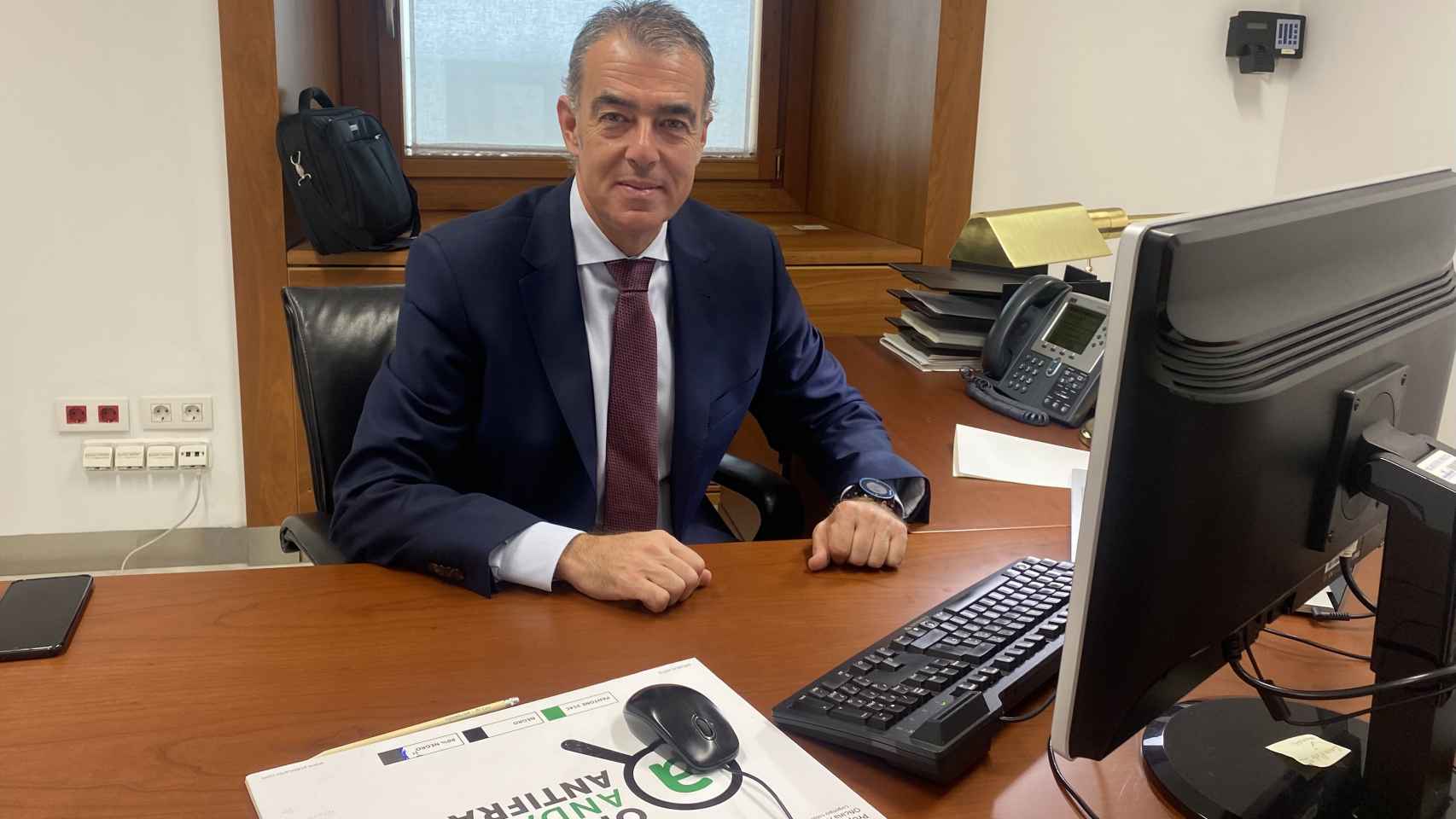 El director de la oficina Antifraude andaluza, Ricardo Puyol, en su despacho.