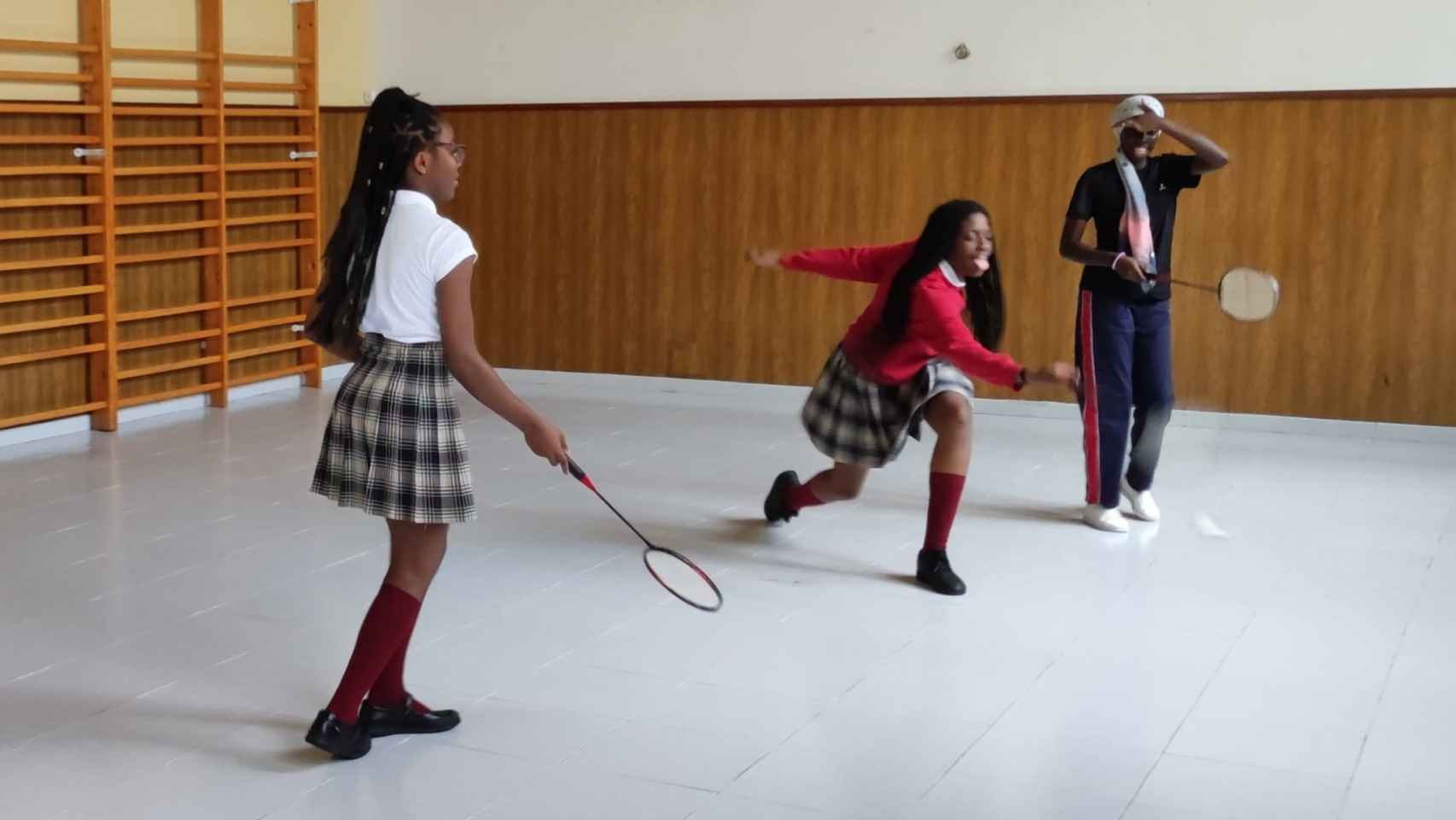 Alumnas jugando a bádminton.