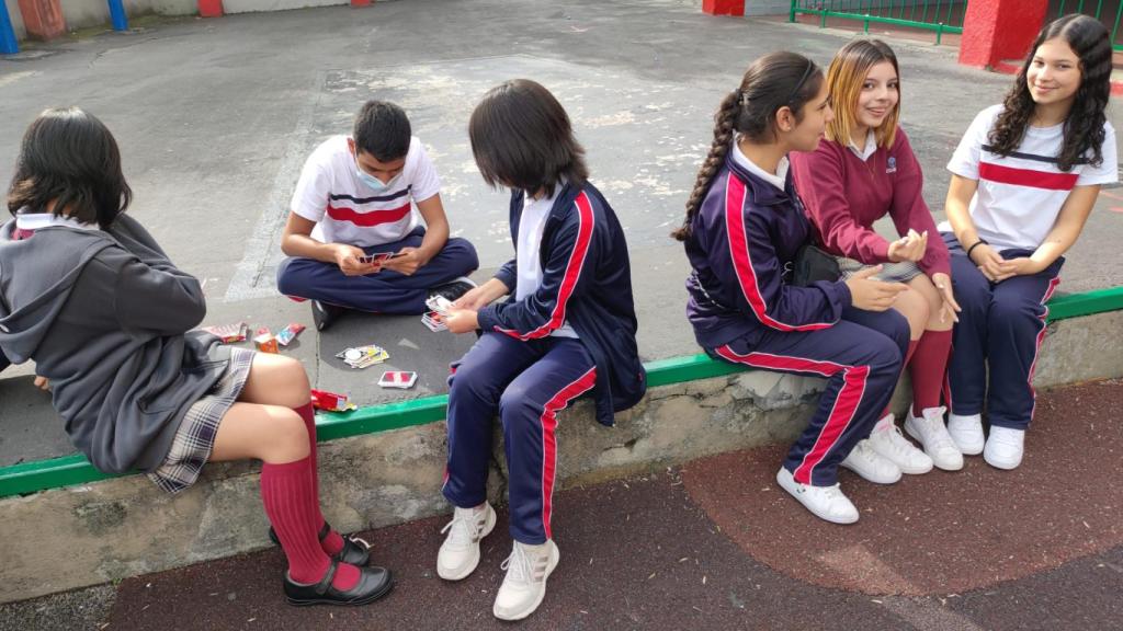 Alumnas en el recreo.