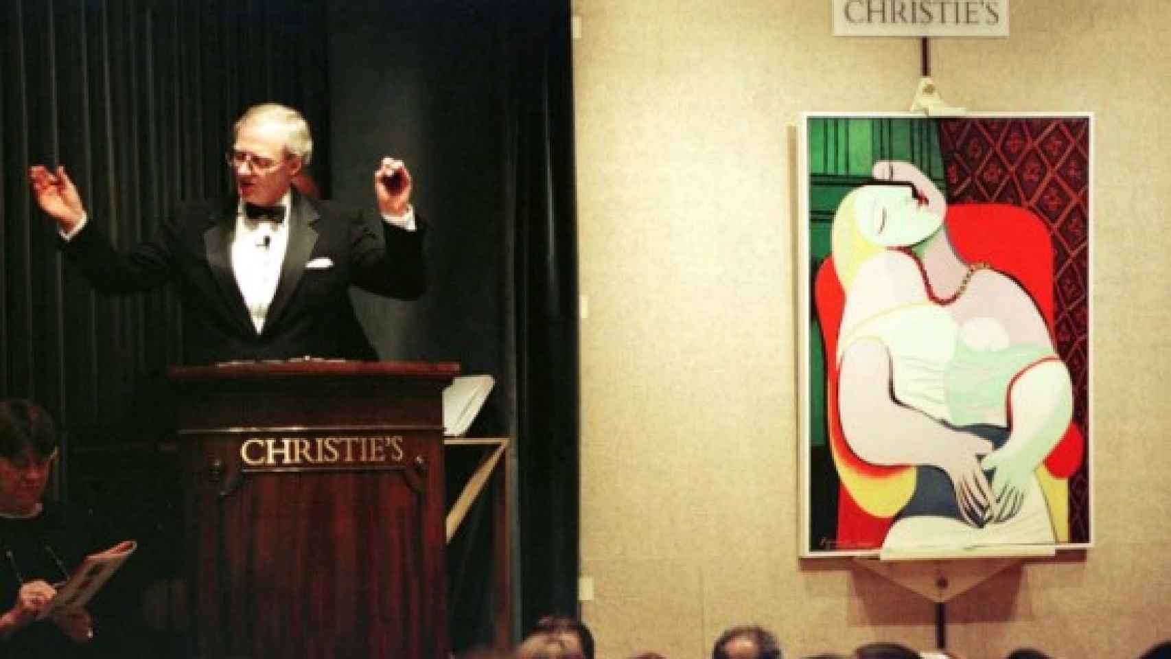 El presidente de la casa de subastas de Christie's, Christopher Burge, derriba el mazo en la venta de 'Le Reve', en Christie's en Nueva York el 10 de noviembre de 1997.