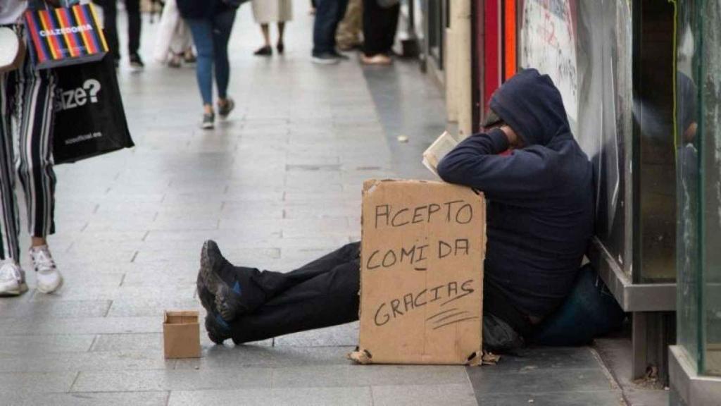 Una persona pidiendo en la calle, en imagen de archivo.