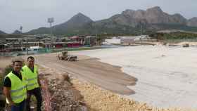 El alcalde, Bernabé Cano, en la visita a las avanzadas obras del Soccer Center de La Nucía.