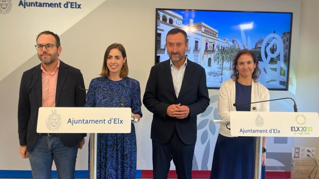 El alcalde, González, en el centro junto con al portavoz de Compromís, Esther Díez, del PSOE, Héctor Díez y la edil de Urbanismo, Ana Arabid, este vienes.