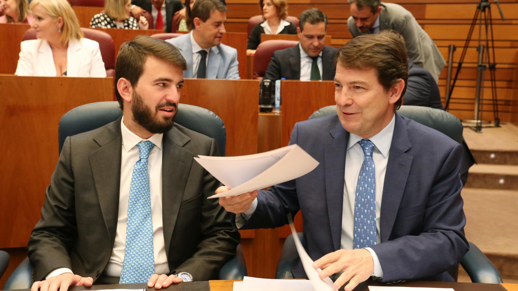 El presidente de la Junta, Alfonso Fernández Mañueco, y el vicepresidente, Juan García Gallardo, durante el Pleno de las Cortes