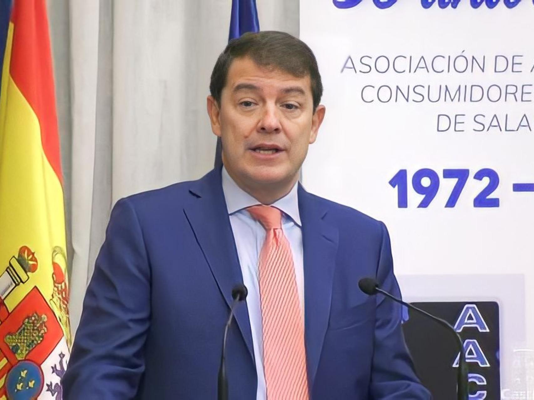 El presidente de la Junta, Alfonso Fernández Mañueco, durante su intervención en los actos conmemorativos del 50 Aniversario de la Asociación de Amas de Casa, Consumidores y Usuarios, este viernes.