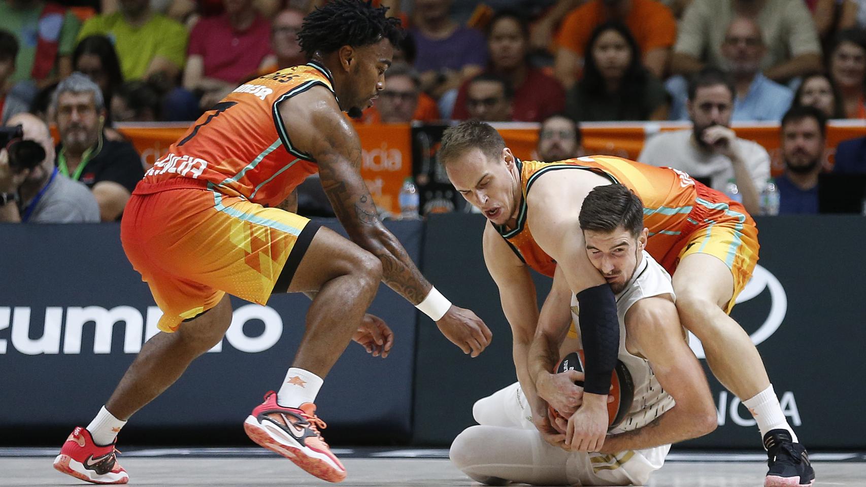 Chris Jones pelea un balón para el Valencia Basket.