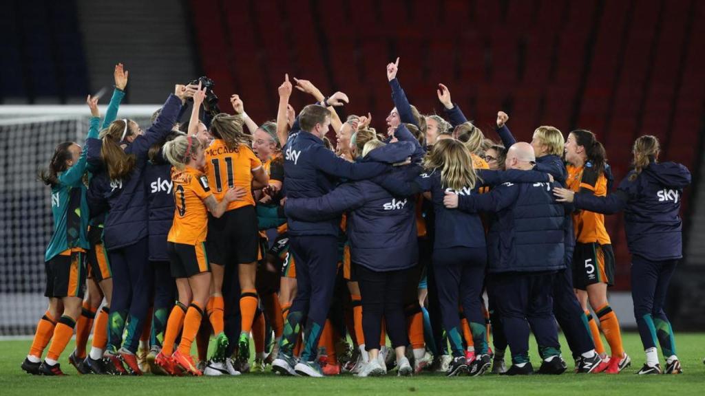 Las jugadoras y el cuerpo técnico de la selección irlandesa de fútbol celebran su victoria