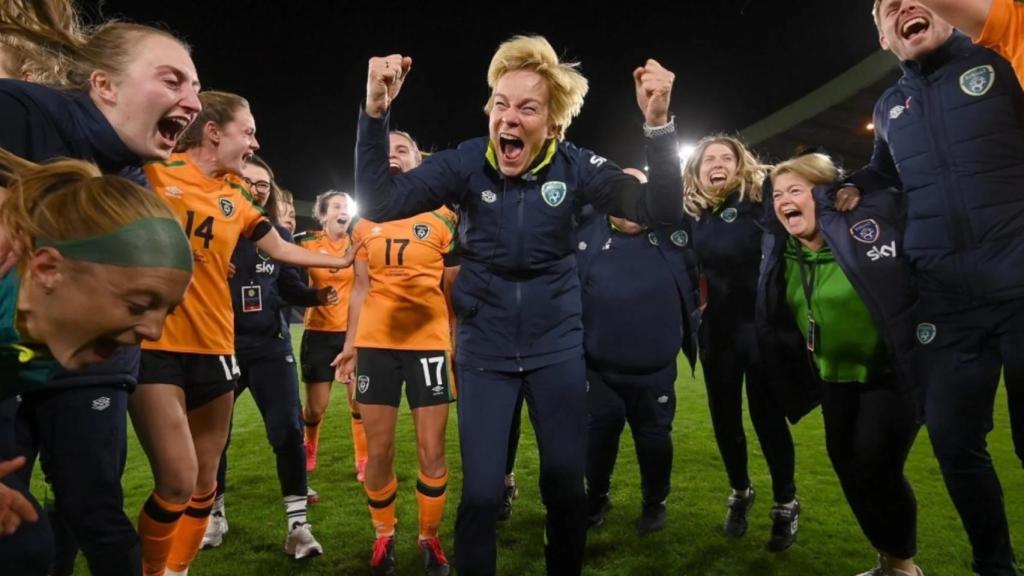 Vera Pauw, seleccionadora de Irlanda, celebra el pase al Mundial