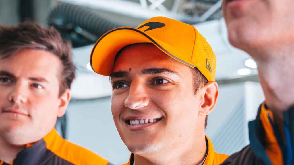 Alex Palou dentro del box de McLaren en unos test oficiales