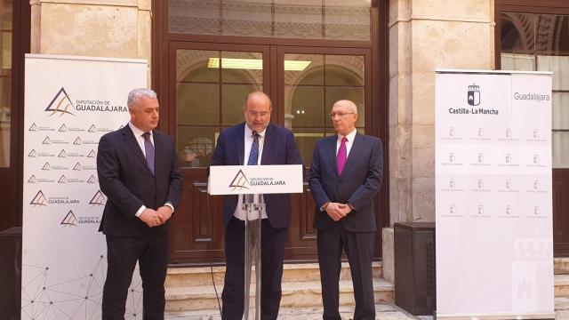 El vicepresidente de Castilla-La Mancha, José Luis Martínez Guijarro, junto a los representantes de la Diputación de Guadalajara