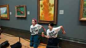 Las activistas de Just Stop Oil tras vandalizar el cuadro de Van Gogh