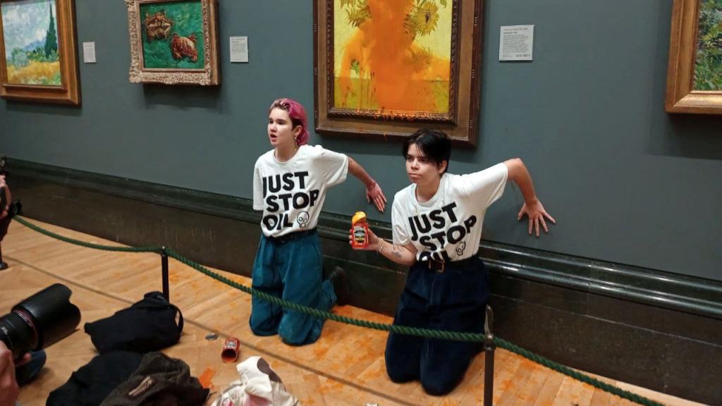 Las activistas de Just Stop Oil tras vandalizar el cuadro de Van Gogh