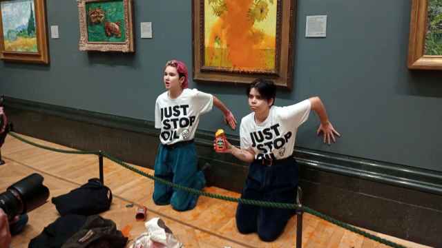Las activistas climáticas que lanzaron sopa de tomate contra un Van Gogh.