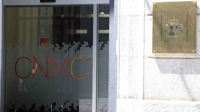 Puerta principal de la Comisión Nacional de los Mercados y la Competencia (CNMC) en Madrid.