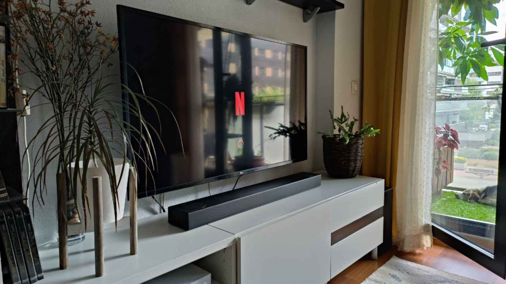 El tamaño de la LG S75Q es ideal para televisores de 50 pulgadas