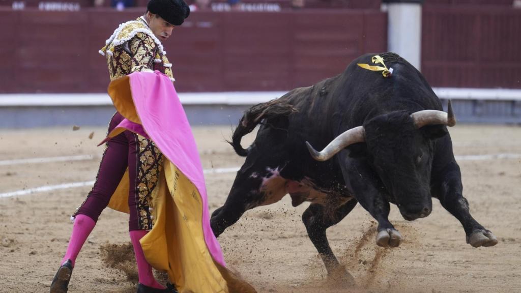 El diestro Alejandro Talavante en la corrida del Día de la Hispanidad en la plaza de Toros de Las Ventas.