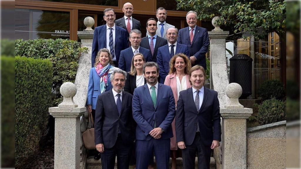 El vicepresidente segundo, Diego Calvo, explica a los miembros del cuerpo consular de Galicia.